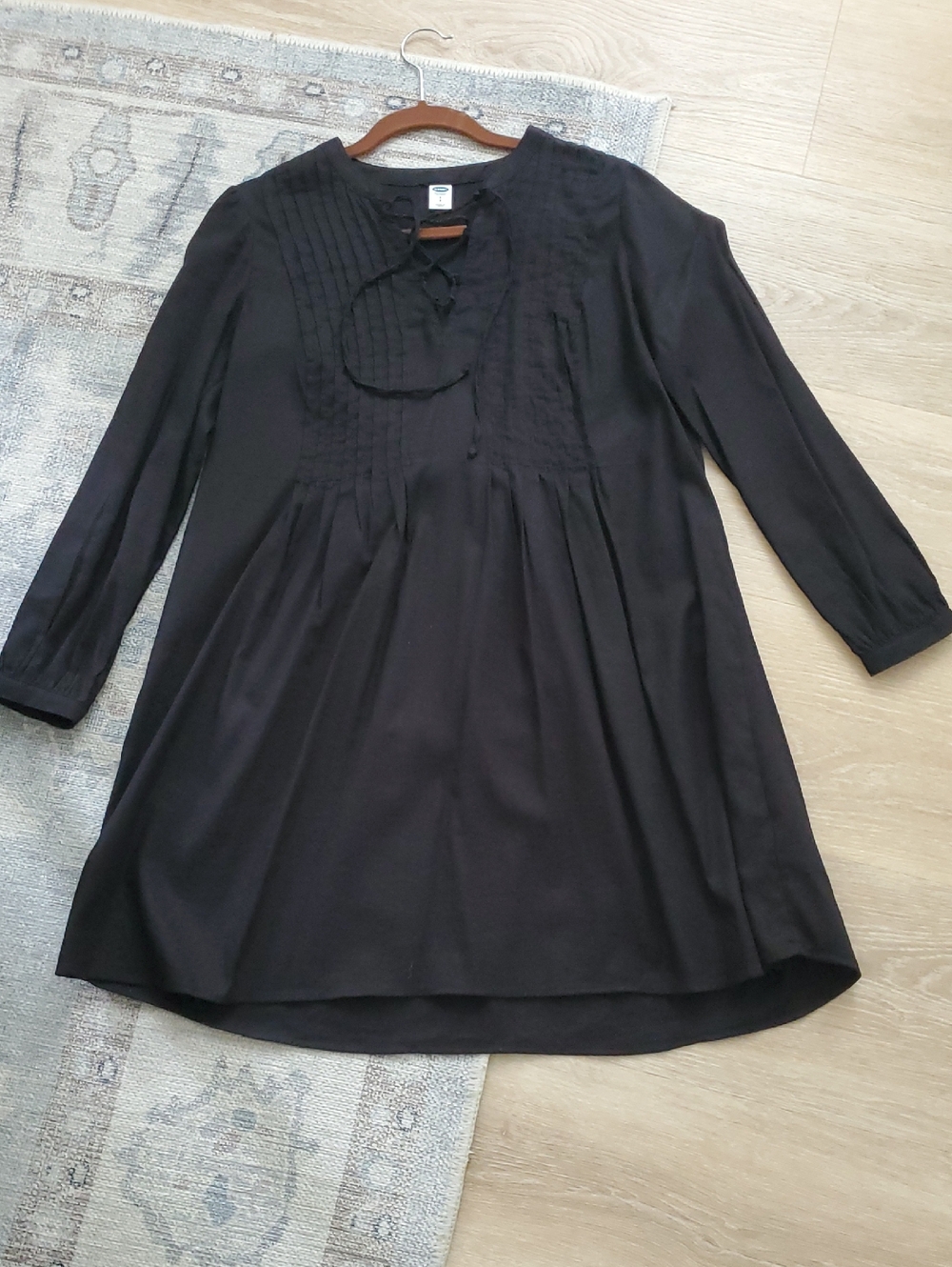 Old Navy blouson-style dress in black tie-neck and pintuck pleat Cover-up SzS
